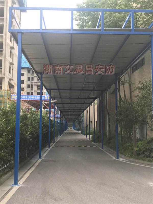 安全通道防護棚安裝現(xiàn)場