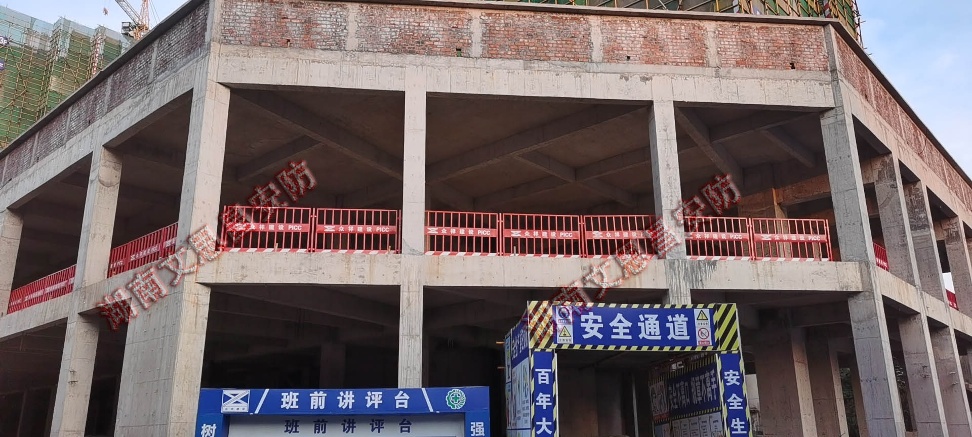 湖南文思昌制管有限公司,臨邊防護(hù)欄,建筑安防設(shè)施廠家,安全體驗(yàn)館,VR虛擬體驗(yàn)館,施工電梯門,VR體驗(yàn)館,鋼筋加工棚,卸料平臺,施工電梯安全門,